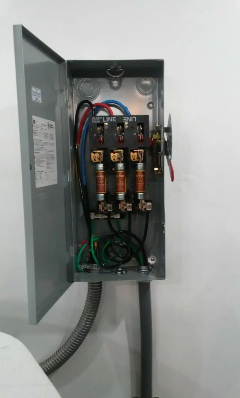 Three-phase disconnect switch installed for Smoke Detector Installation in Belgrade